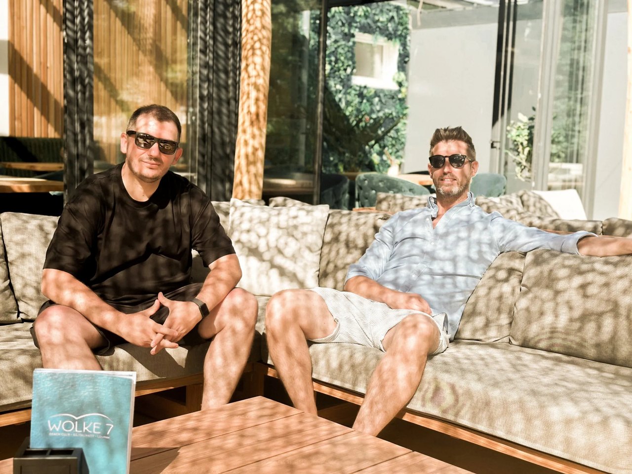 Dibran Kodra und Andreas Budin, die Gründer der DIANE Group, sitzen im Freien auf einer Lounge.